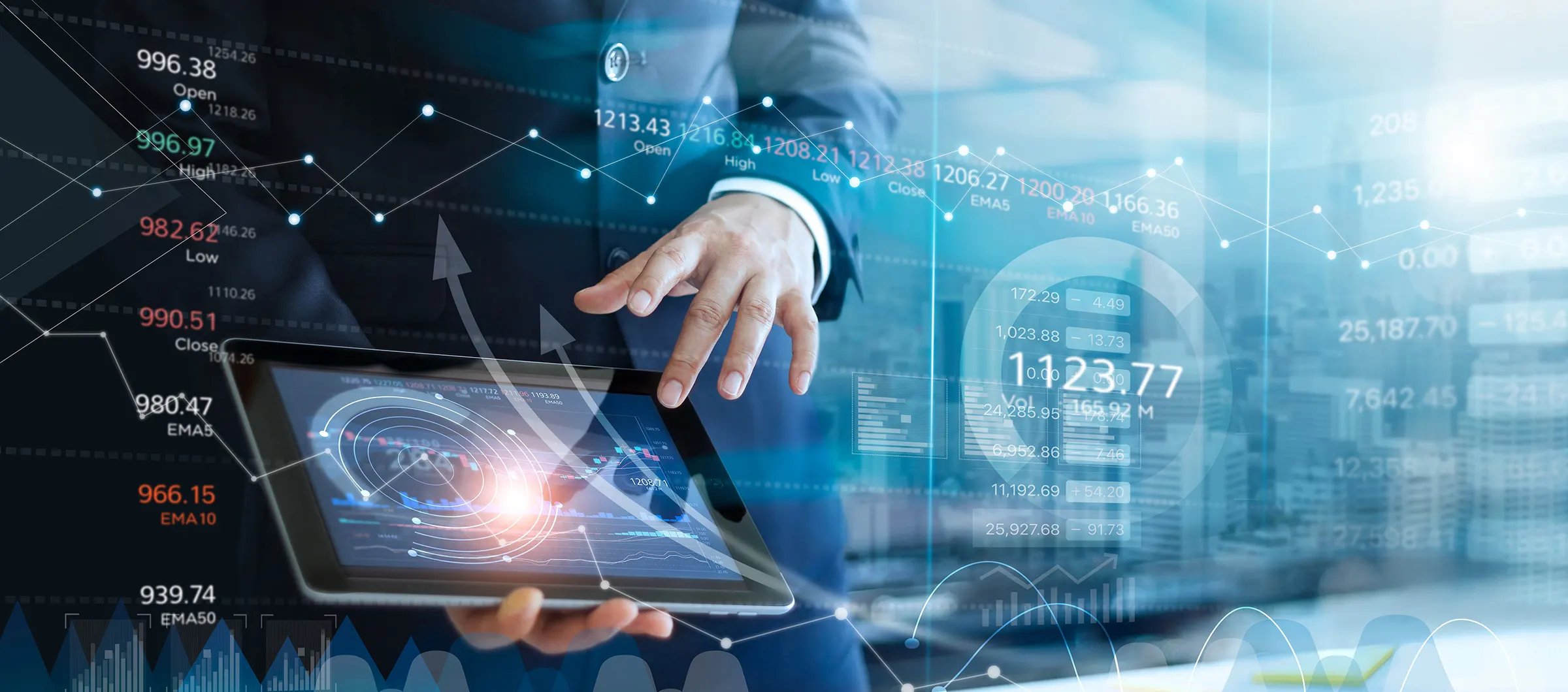 Osoba w mundurze dotyka ekranu tabletu, na którym wyświetlony jest wykres rynku akcji. Tło obrazu stanowi siatka danych finansowych, w tym ceny akcji, objętości i inne wskaźniki. Ręka mężczyzny znajduje się blisko ekranu, sugerując interakcję z danymi.