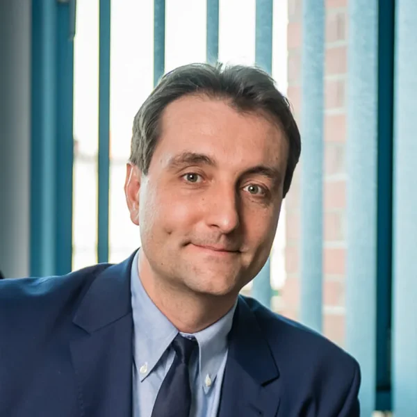 Mężczyzna w średniej długości włosach, w garniturze